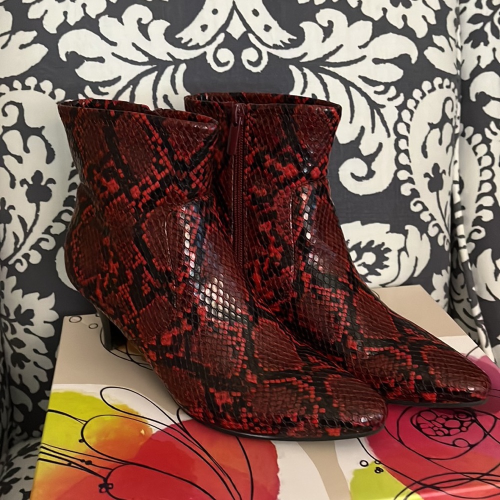 Ladies SZ 6.5 AMELIA GRACE Vino Multi Nadita Faux Snakeskin Red/Black